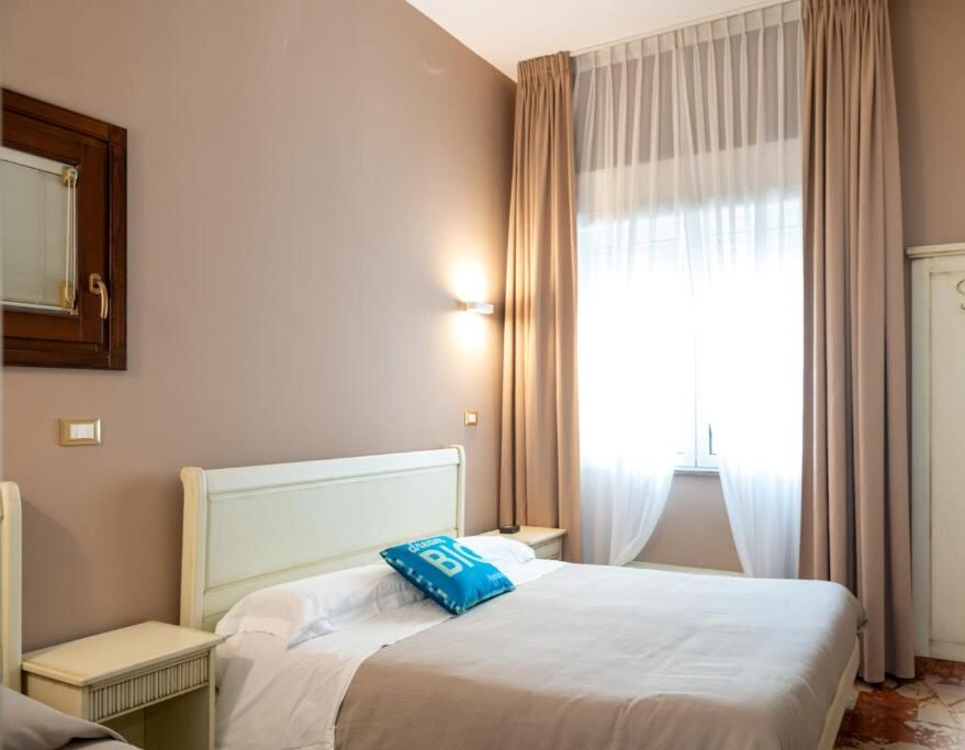 Economy Double Room of 13 m² with full bed, air conditioning and private bathroom